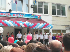 Мэр Анапы Юрий Поляков побывал на линейке в школе № 6 и поздравил всех с 1 сентября