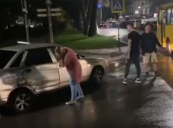 На перекрёстке в Анапе не разъехались «ВАЗ» и автобус, а в магазин бросили «коктейль Молотова»