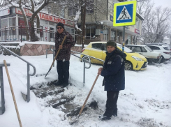 Улицы Анапы продолжают расчищать от снега: работают более 20 единиц техники