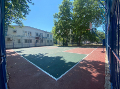 После публикации в «Блокнот Анапа» на улице Гребенской ремонтируют спортплощадку