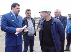 В Анапе степень готовности спортивных площадок к ЧМ-2018 проверил заместитель прокурора Кубани