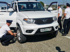 Джип и заниженную «Приору» изъяли и отправили на спецстоянку полицейские в Анапе