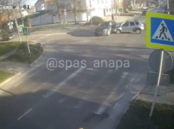 В центре Анапы перевернулась иномарка, а на Астраханской столкнулись таксисты
