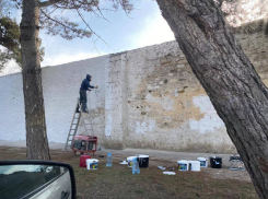 После публикации в «Блокноте» стену на улице Ивана Голубца приводят в порядок