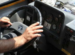 В Анапе водитель автобуса нахамил пенсионерке и выбросил её вещи из салона