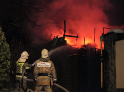  Прямо сейчас! Пожар в доме на углу улиц Таманская и Крымская в Анапе