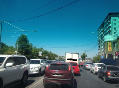 Неработающий светофор на перекрёстке в Анапе привёл к транспортному коллапсу
