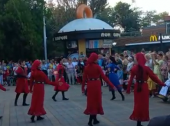 На Театральной площади в Анапе нельзя, а на «Ракушке» можно?