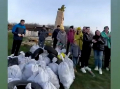 Волонтеры собрали у стелы «У орла» в Анапе десятки мешков мусора