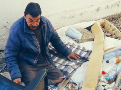 Стали известны подробности о нищенствующем в Анапе охраннике с простреленными ногами