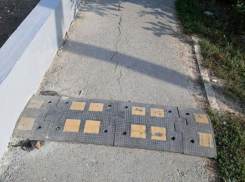 Анапские тротуары перекрыли «лежачие полицейские»