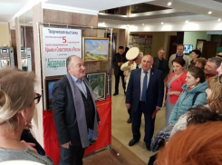 В Анапе открылась выставка картин в честь воссоединения Крыма с Россией