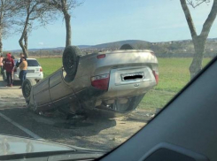 Прямо сейчас на выезде из Анапы серьёзное ДТП: иномарка перевернулась на крышу