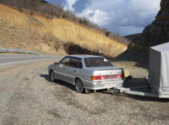 «Его наградить надо!»: читатели «Блокнота» о мужчине, который вывозил камни с дороги под Анапой