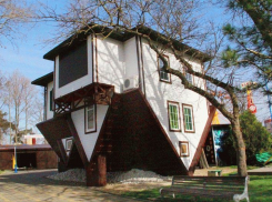 А вы знаете, из какой страны в Анапу привезли дома-перевертыши?
