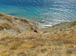 Забрались и не смогли спуститься: спасатели эвакуировали туристок со скалы в Анапе 