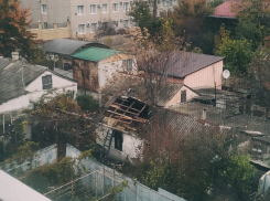В Анапе на ул. 40 лет Победы, пожарные ночью ломали крышу в частном доме