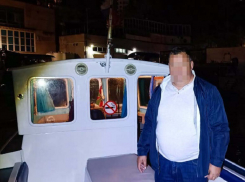 В бухте Анапы катер с мужчиной на борту унесло в открытое море – помогли спасатели