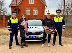 Волшебники в погонах: госавтоинспекторы сопроводили роженицу в Анапу и сделали подарок родителям 