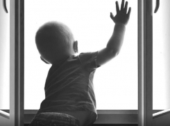 В Анапе разбилась девушка, а в Новороссийске из окна выпал полуторагодовалый малыш