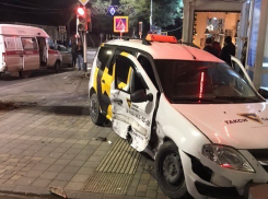 В Анапе в результате ДТП такси вылетело на тротуар и врезалось в дом