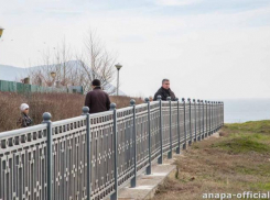 В Анапе установили уже 120 метров нового антивандального ограждения на набережной 