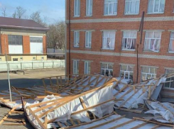 В Анапе ураган валит деревья, а в Тамани снесло крышу со школы