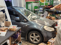 В Благовещенской под Анапой дама перепутала педали и въехала в магазин