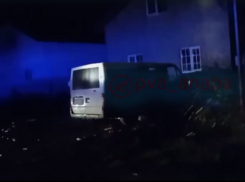 В Анапе подожгли припаркованный у дома микроавтобус