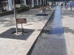 Даже химия не пугает – по оригинальному фонтану-ручью в Анапе продолжают гулять люди