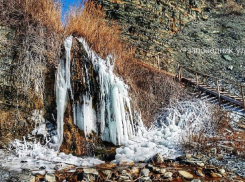 Единственный в Анапском районе водопад покрылся льдом