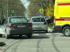 В центре Анапы девушку на самокате сбил автомобиль
