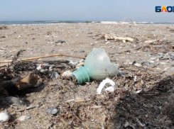 Стёкла и бутылки - самое приличное, что можно найти на пляже в Анапе