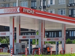 Бензин в России снова ускорил рост: за неделю цены поднялись почти на 1%