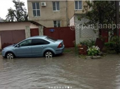 В Анапе 5 придворовых территорий оказались под водой