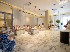 Семьей дорожить – счастливым быть: в преддверии Дня семьи, любви и верности в Анапе чествовали супружеские пары 