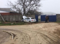 Патрульная Skoda Octavia в соседнем с Анапой районе врезалась в бетонный забор