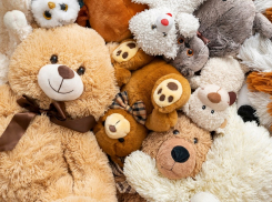 Лысеют и бьются током: Роскачество проверило популярные у анапских детей куклы