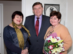 Настоящий полковник Александр Смирнов поздравил женщин в погонах