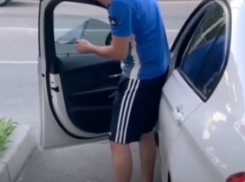 В Анапе продолжают отдирать тонировку со стекол автомобилей прямо на дороге