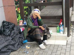Бабушка, живущая в Анапе на улице: кто она, откуда и почему не уходит домой