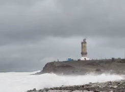 Жителей Анапы попросили не выходить к морю