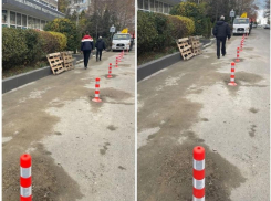 Стало известно, зачем в Анапе возле индустриального техникума поставили ограждающие столбики