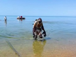 Водолазы собирают сотни мешков с мазутом со дна Черного моря 