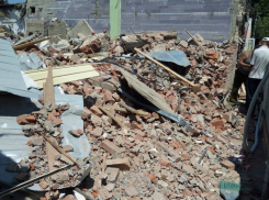 В Анапе стена бывшего винзавода «Лазурный» рухнула на автобусную остановку