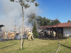 Сегодня утром на Пионерском проспекте в Анапе горело летнее кафе