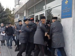 Полиция Анапы проводит проверку по факту избиения общественника перед мэрией 