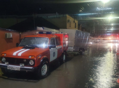 В Анапе, на ул. Северной, спасатели откачивали воду из затопленных дворов