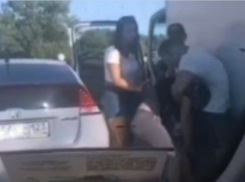 Видео: Бои без правил на дороге в Анапе. Водители были в разных весовых категориях