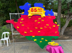  Мастерицы-кудесницы в Анапе соткали огромный ковер-карту Краснодарского края